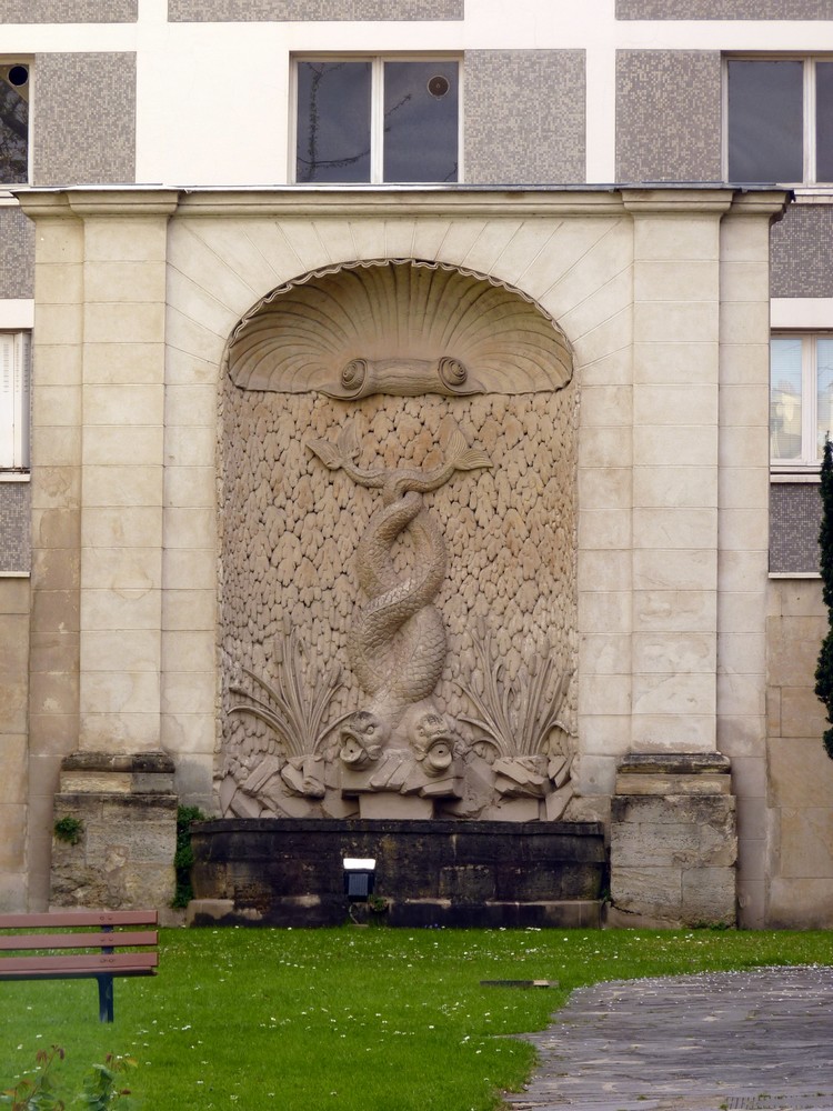 Fontaine des Dauphins