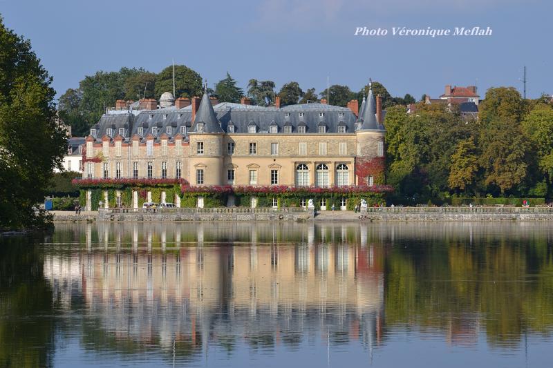 Le château de Rambouillet vu des canaux