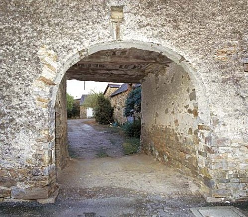 porche-de-l-abbaye-lalleu.jpg
