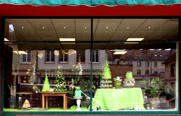 Benoît Duvergé a réalisé un superbe décor de Pâques dans la vitrine de la pâtisserie Barbier !