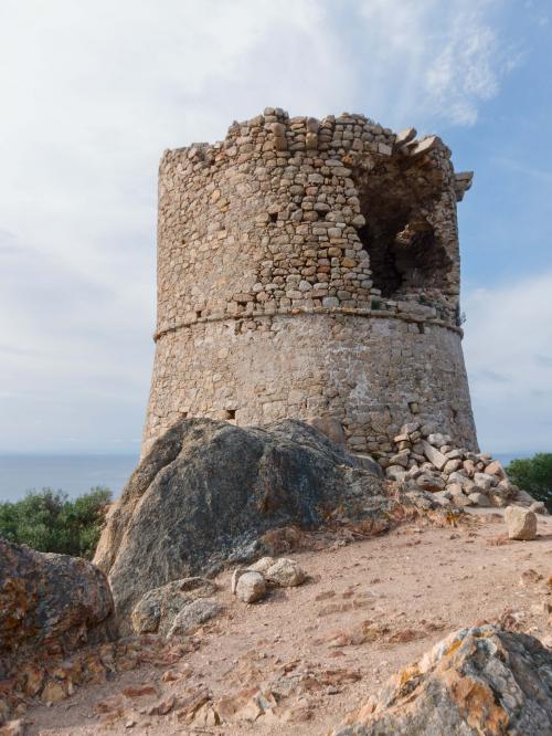 Roccapina : sa tour génoise et son lion (Corse)