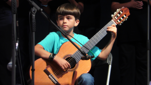 Le balcon posé sur la mer (43-1) à Λέσβος. Le balcon de la fête populaire