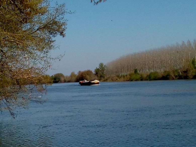 une péniche sur la Garonne