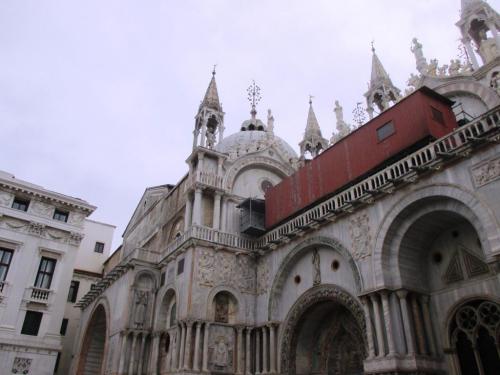 Le côté de la basilique Sain-Marc à Venise