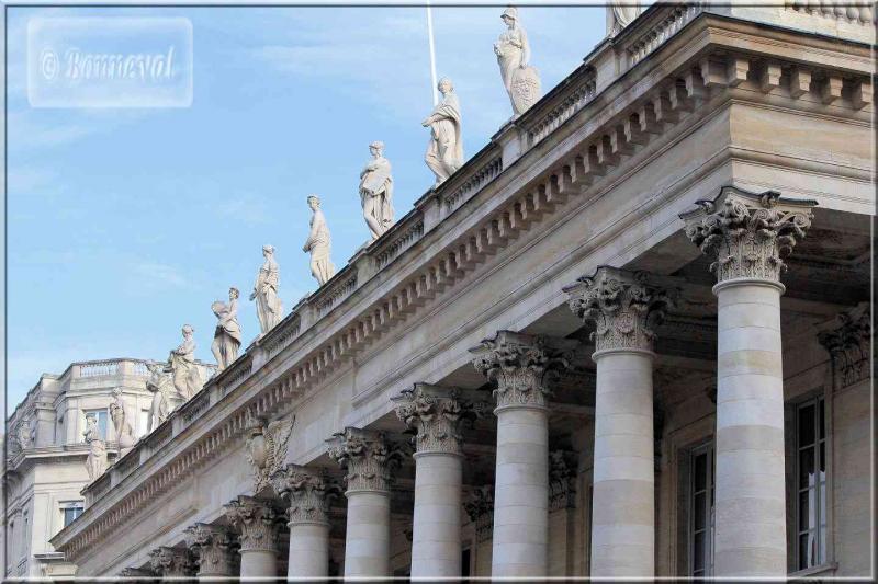 Bordeaux le Grand Théâtre les statues des muses et déesses
