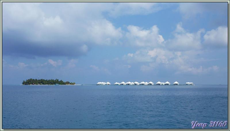 Premier regard sur notre île-hôtel Athuruga lors de l'amerrissage - Atoll d'Ari - Maldives