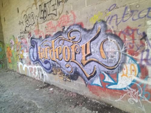 Grand hangar abandonnée arrière court d'une carrière