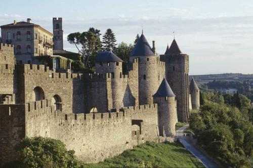 Carcassonne  (Aude)  :  les remparts et le château comtal  