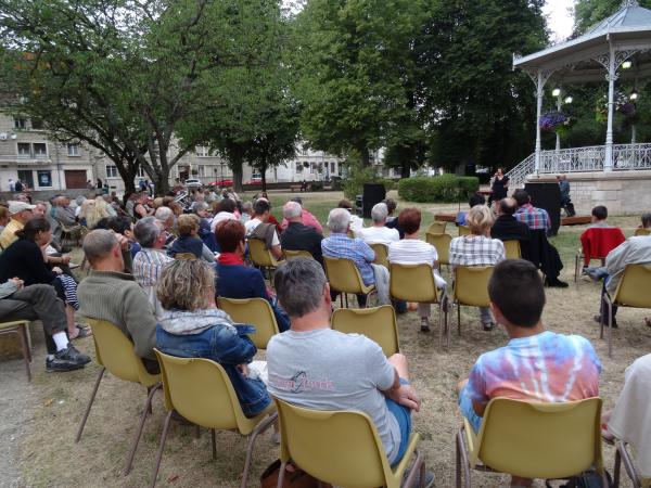 Le trio Adrian Clark a ravi le public au jardin de la Mairie de châtillon sur seine