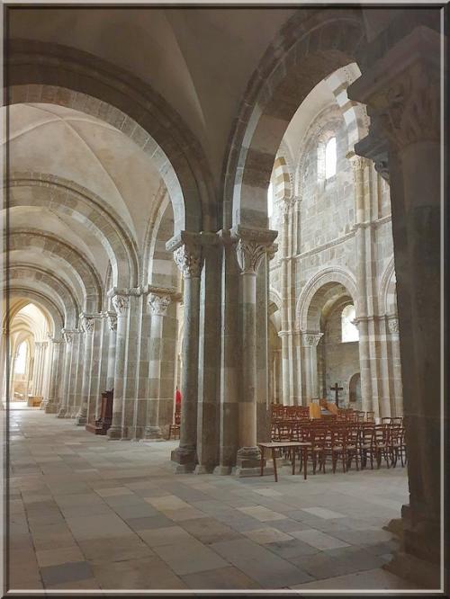 1034 - Vézelay sous la pluie,  dans l’Yonne (89)  Suite Art.1033