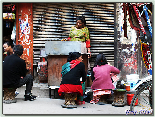 Blog de images-du-pays-des-ours : Images du Pays des Ours (et d'ailleurs ...), Restaurant de rue au petit matin - Thamel - Katmandou