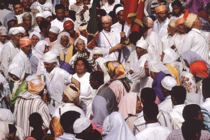 Mekhnès, pèlerinage au mausolée de Sidi Ben Aïssa. Une onde de ravissement saisit la foule des pèlerins. 