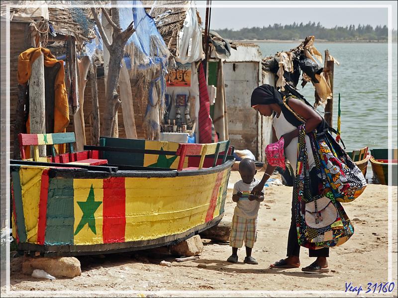 Débarquement, photos souvenir, puis direction "le village" pour faire les boutiques "attrape-touristes" et prendre une collation - Lac Rose (Lac Retba) - Sénégal