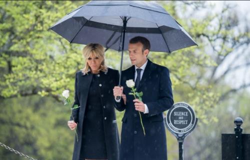 macron et l'autre en noir