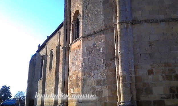 Saint-Macaire (gironde) La commune de Saint-Macaire se situe sur la rive droite de la Garonne au niveau du fleuve où l'effet est une église catholique située dans le département français de la Gi