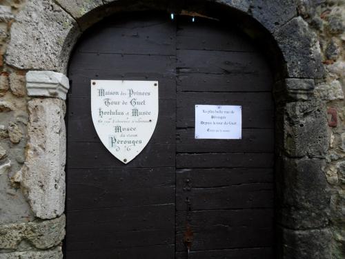 PEROUGES ,  une ville Médiévale   (01) 