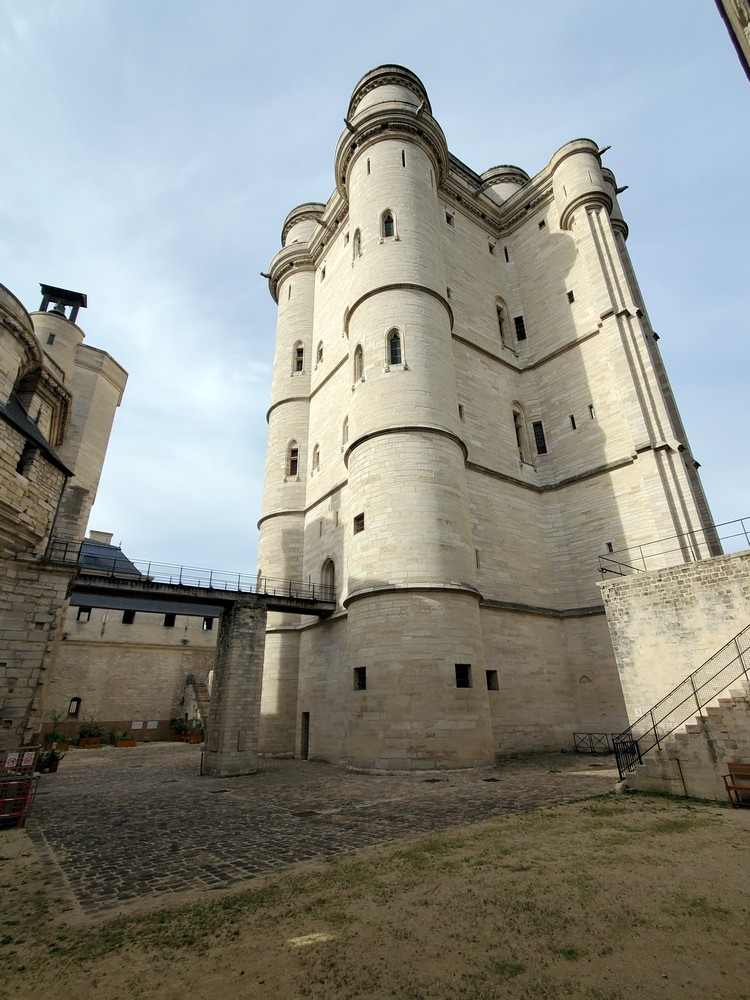Le donjon depuis un coin de la cour