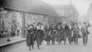 Si nous vivions en 1913, nous serions peut-être une travailleuse  - Midinettes en grève (détail affiches poilus)
