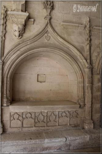 Abbaye de Montmajour cloître enfeu abbé Hugolen galerie nord