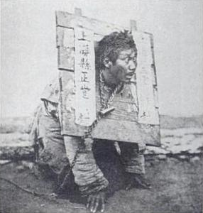 Photo prise en 1870 d'un homme puni par une cangue