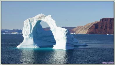 Navigation dans le Fjord Inglefield : la transformation de l'iceberg en arche - Région de Qaanaaq - Groenland