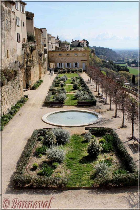 Lauris Vaucluse jardins en terrasses du château