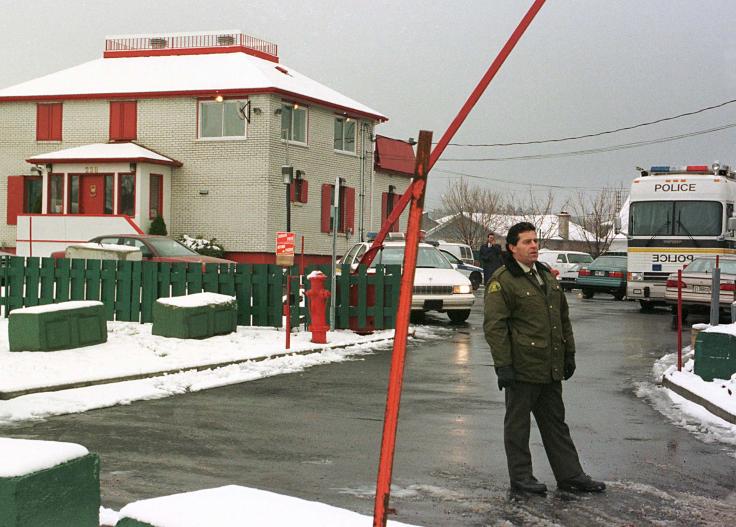 Un officier de la Sûreté du Québec se tient devant le repère des Hells Angels à Saint-Nicolas, le 21 novembre 1997.