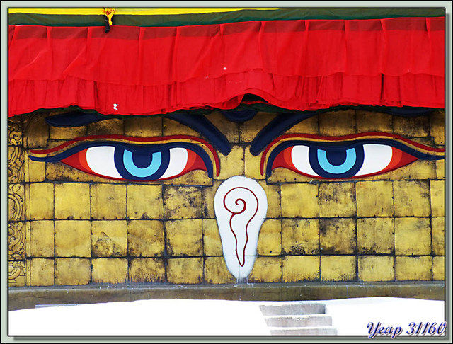 Blog de images-du-pays-des-ours : Images du Pays des Ours (et d'ailleurs ...), Vue d'une terrasse: Bouddha vous regarde droit dans les yeux - Bodhnath - Katmandou - Népal
