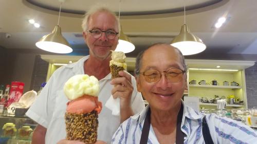 Le balcon posé sur la mer (43-1) à Λέσβος. Le balcon de la fête populaire