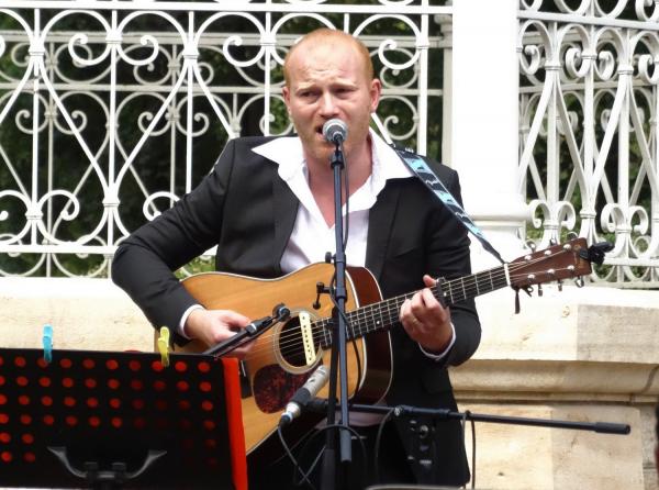 Tony D Folk singer en concert au jardin de la Mairie de Châtillon sur Seine
