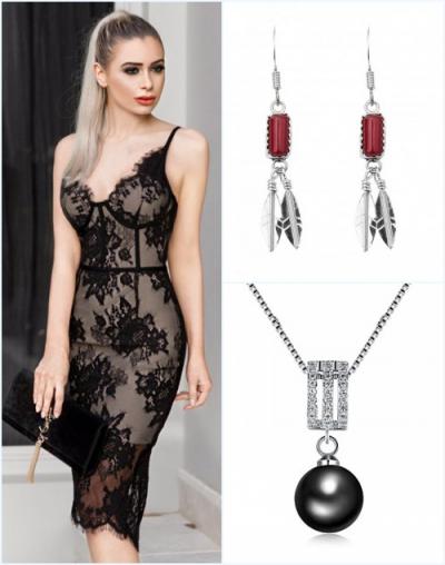 petite robe noire et bijoux pour rendez-vous