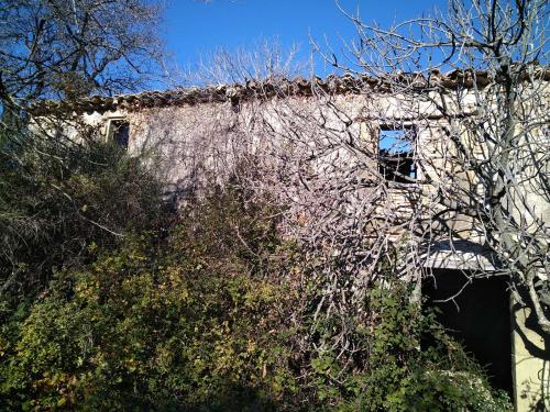 Maison abandonnée au pied de la colline, Les Alpilles