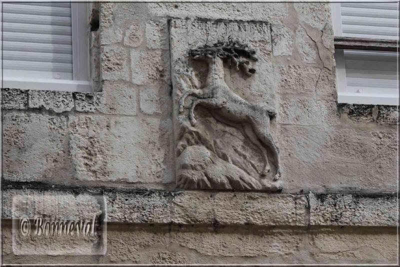 La Rochelle rue du Minage enseigne le Serf Montant