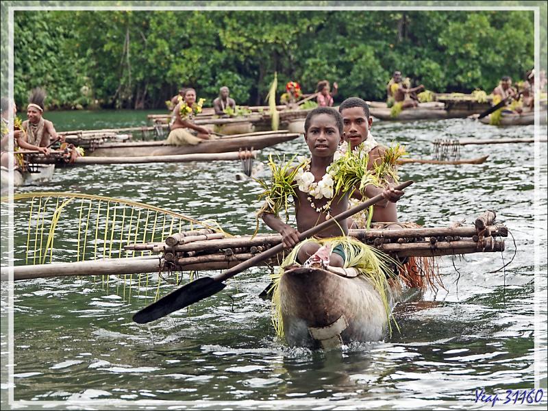 Court entracte sur le bateau avant de repartir en Zodiac, puis grimper comme on peut dans (sur) une pirogue à plateforme - Tufi - Maclaren Harbour - Province d'Oro - Papouasie Nouvelle-Guinée