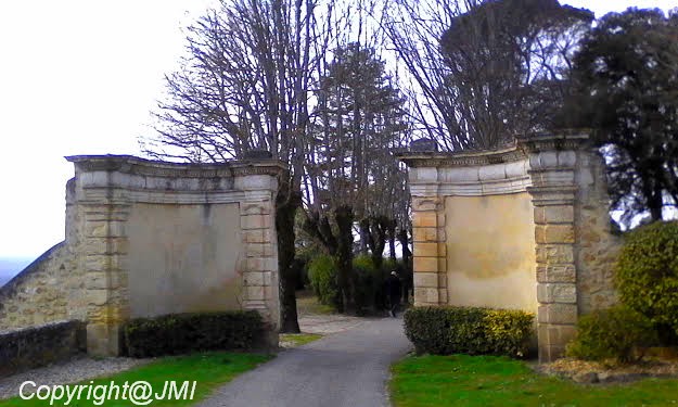 MAIRIE DE SAINTE CROIX DU MONT. Adresse : Château de Tastes - 33410 Sainte Croix du Mont,le château
