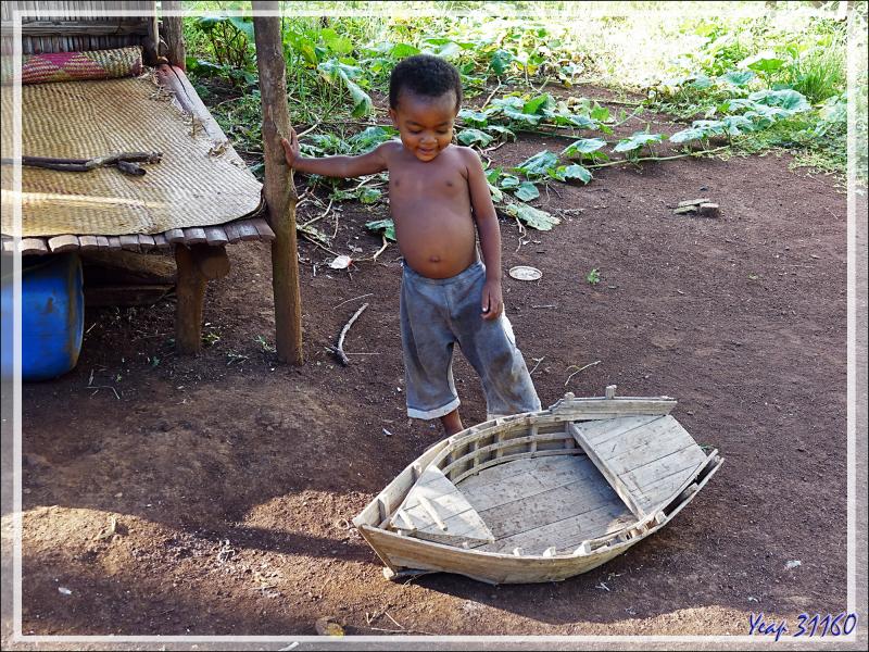 Promenade dans la forêt de Nosy Sakatia : Rencontre avec un futur marin ... - Madagascar