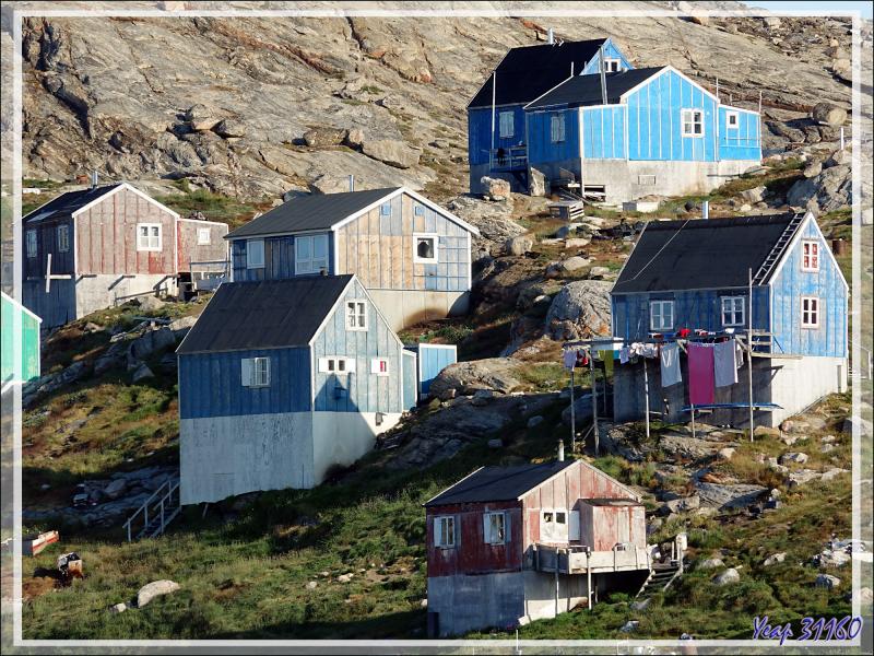L'habitat des vivants et des morts de Kullorsuaq vu de la mer - Groenland