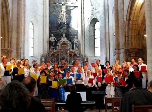 La chorale dijonnaise Souliko, en représentation dans l'église d'Aignay le Duc