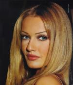 ➤ Julien Doré et Pamela Anderson dans "Le Lac" 