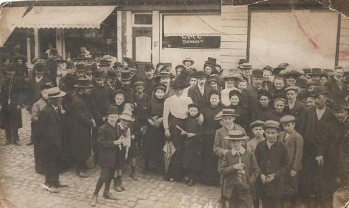 Commerces aux abords du Temple de Jemeppe (photo FaceBook Pierre Dock, archive Soeur Jeanne, Waremme)