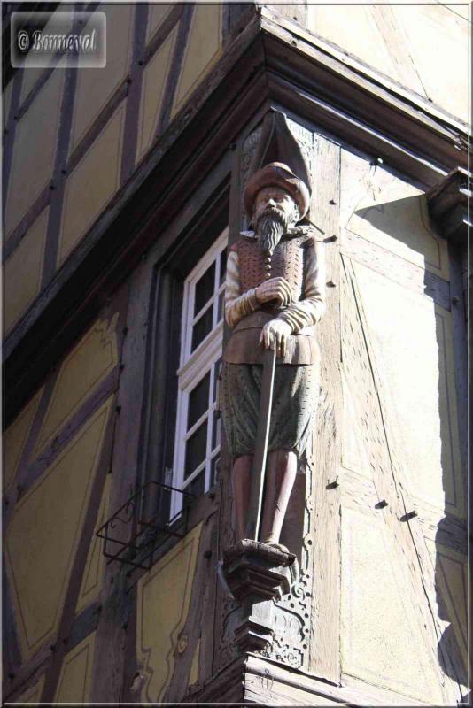 Alsace Haut-Rhin Colmar Maison Zum Kragen statue en bois polychrome
