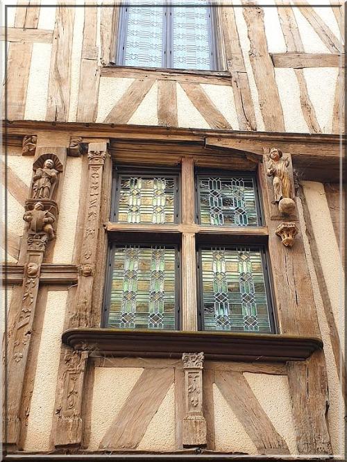1032 - Noyers-sur-Serein dans l’Yonne (89) 