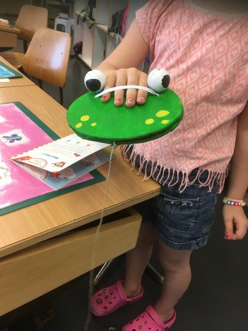 Une grenouille "bilboquet"