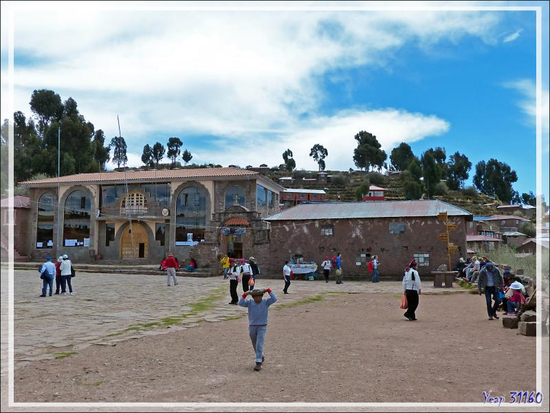 Huillanopampa et sa traditionnelle Plaza de Armas - Île Taquile - Lac Titicaca - Pérou