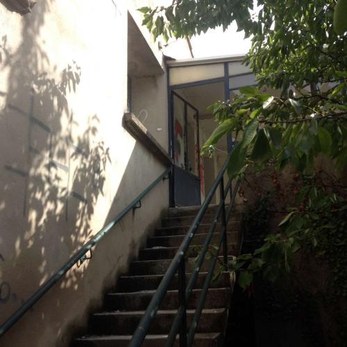 Enorme maison vandalisée, squatée encore intriguante