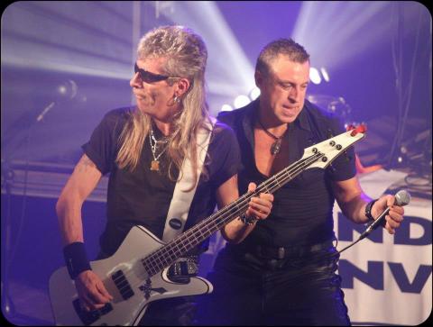 ATTENTAT ROCK_523142_10151186198543555_453416321_n