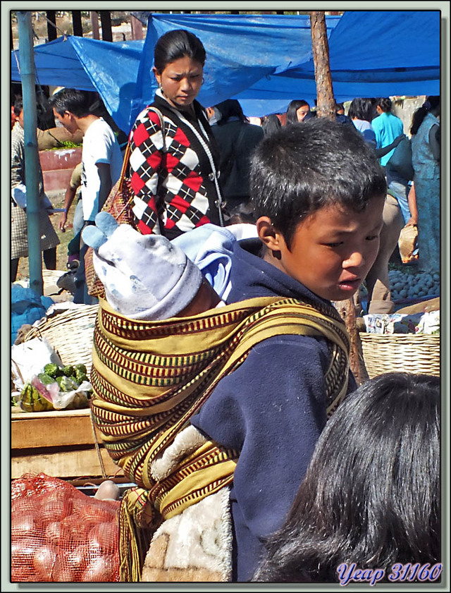 Blog de images-du-pays-des-ours : Images du Pays des Ours (et d'ailleurs ...), Portraits au marché de Punakha: le "petit nounou" et sa maman - Bhoutan