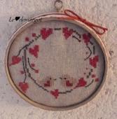 Finition broderie dans un cercle de carton