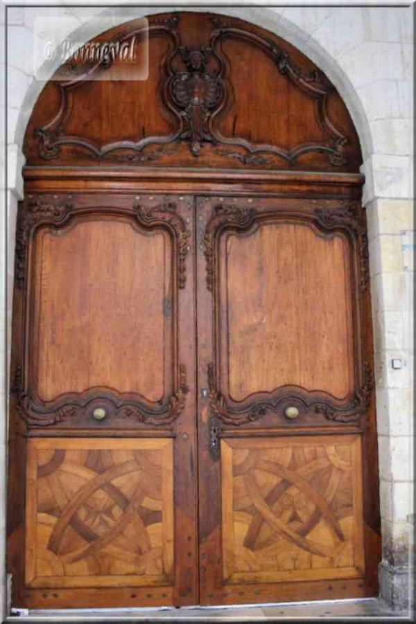 La Rochelle rue du Palais porte du Tribunal de Commerce