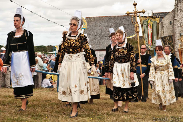 costume feminin - plonevez-porzay - sainte-anne-la-palud